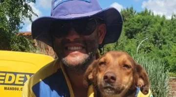 سيلفي مع كل كلب في طريقه.. ساعي بريد برازيلي يحوّل وظيفته لقصة صداقة غير متوقعة 1